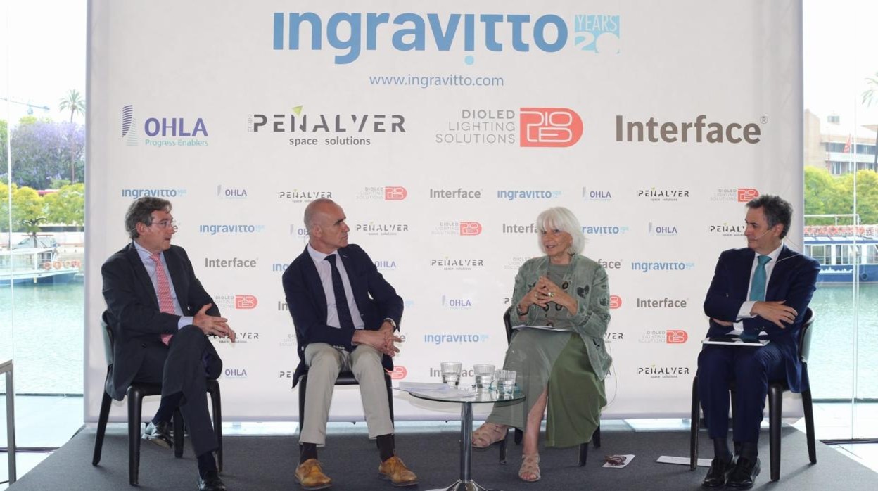 Rafael Carmona, Antonio Muñoz, Teófila Martínez y Rafael Sánchez en la presentación del proyecto del distrito portuario en Sevilla.