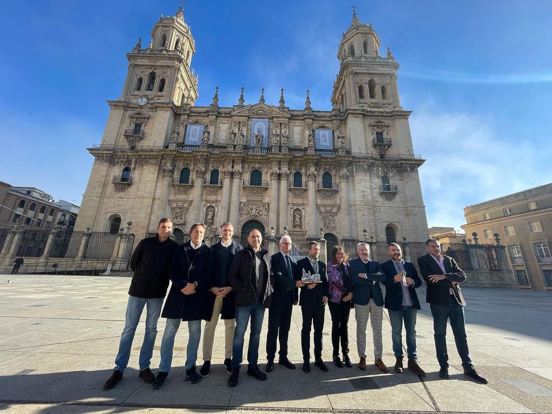 miembros del grupo Peñalver con miembros del ayuntamiento, de fondo la catedral de Jaén