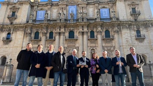 miembros del grupo Peñalver reunidos con el ayuntamiento